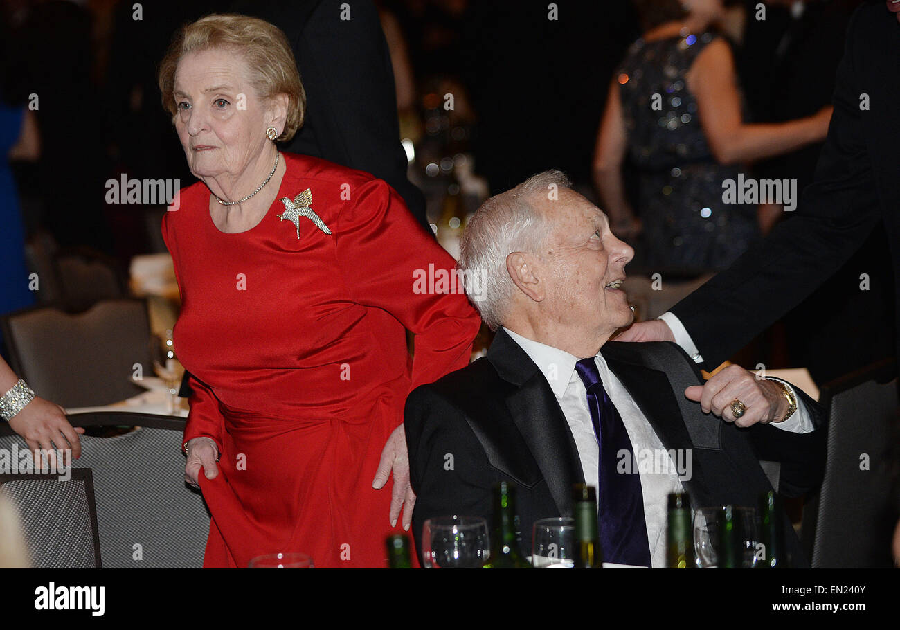 Madeleine Albright, der 64. Secretary Of State der Vereinigten Staaten und CBS News Chief Washington-Korrespondent Bob Schieffer besuchen die jährliche White House Correspondent Association Gala im Washington Hilton Hotel April 25, 2015 in Washington, DC, das Abendessen ist eine jährliche Veranstaltung, die von Journalisten, Politikern und Prominenten besucht. Bildnachweis: Olivier Douliery/Pool über CNP - kein Draht-Dienst- Stockfoto