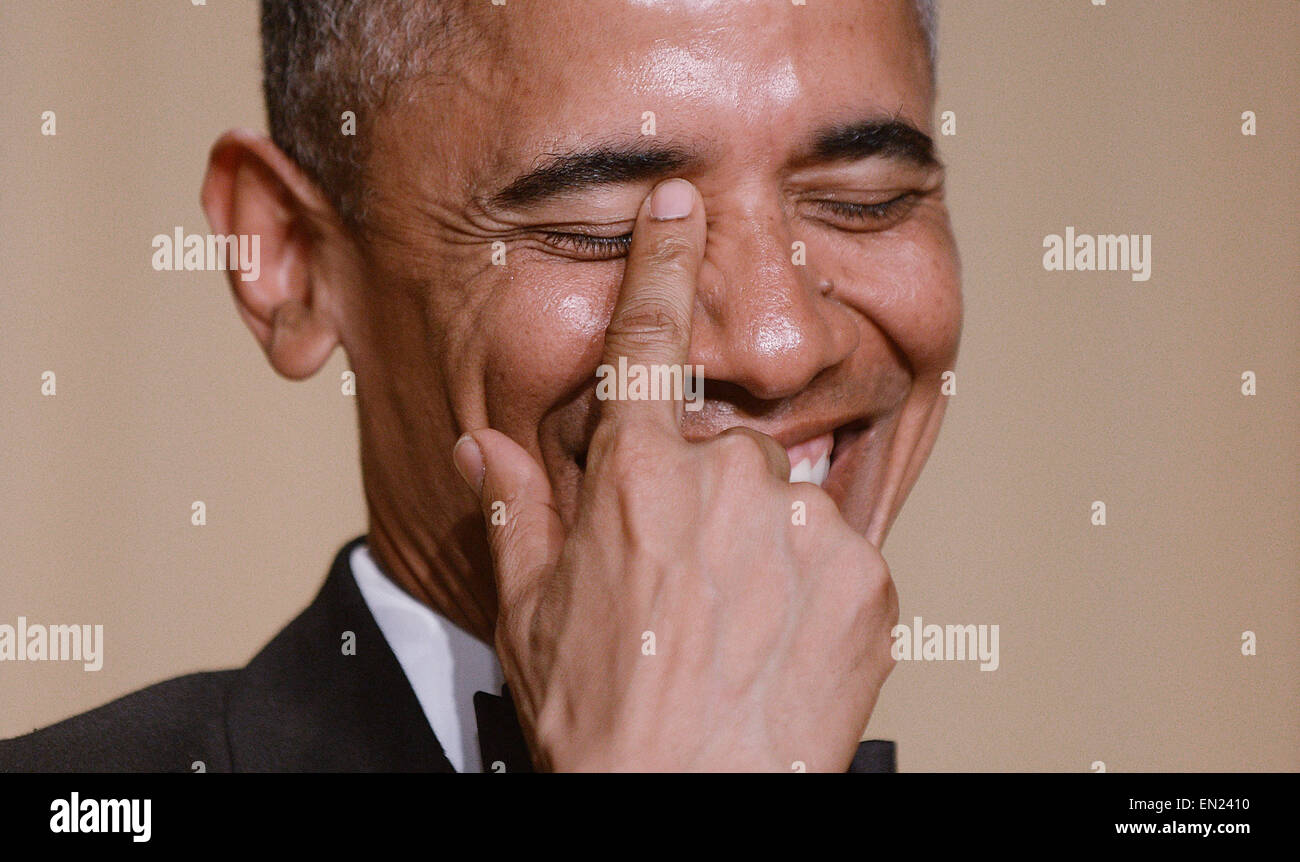 US-Präsident Barack Obama lacht während der jährlichen White House Correspondent Association Gala in Washington Hilton Hotel April 25, 2015 in Washington, DC, das Abendessen ist eine jährliche Veranstaltung, die von Journalisten, Politikern und Prominenten besucht. Bildnachweis: Olivier Douliery/Pool über CNP - kein Draht-Dienst- Stockfoto