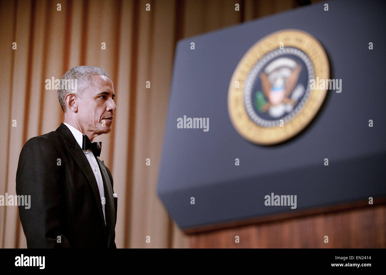US-Präsident Barack Obama blickt auf bei der jährlichen White House Correspondent Association Gala im Washington Hilton Hotel April 25, 2015 in Washington, DC, das Abendessen ist eine jährliche Veranstaltung, die von Journalisten, Politikern und Prominenten besucht. Bildnachweis: Olivier Douliery/Pool über CNP - kein Draht-Dienst- Stockfoto