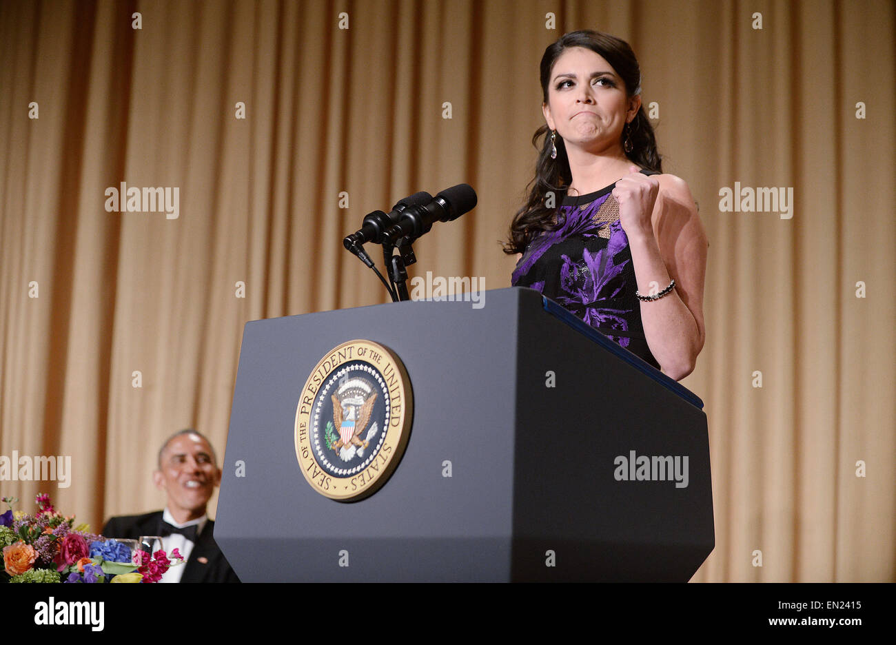 Saturday Night Live Komiker Cecily Strong spricht, wie Präsident Obama während der jährlichen White House Correspondent Association Gala im Washington Hilton Hotel April 25, 2015 in Washington, DC sieht auf, die das Abendessen eine jährliche Veranstaltung, die von Journalisten, Politikern und Prominenten besucht ist. Bildnachweis: Olivier Douliery/Pool über CNP - kein Draht-Dienst- Stockfoto