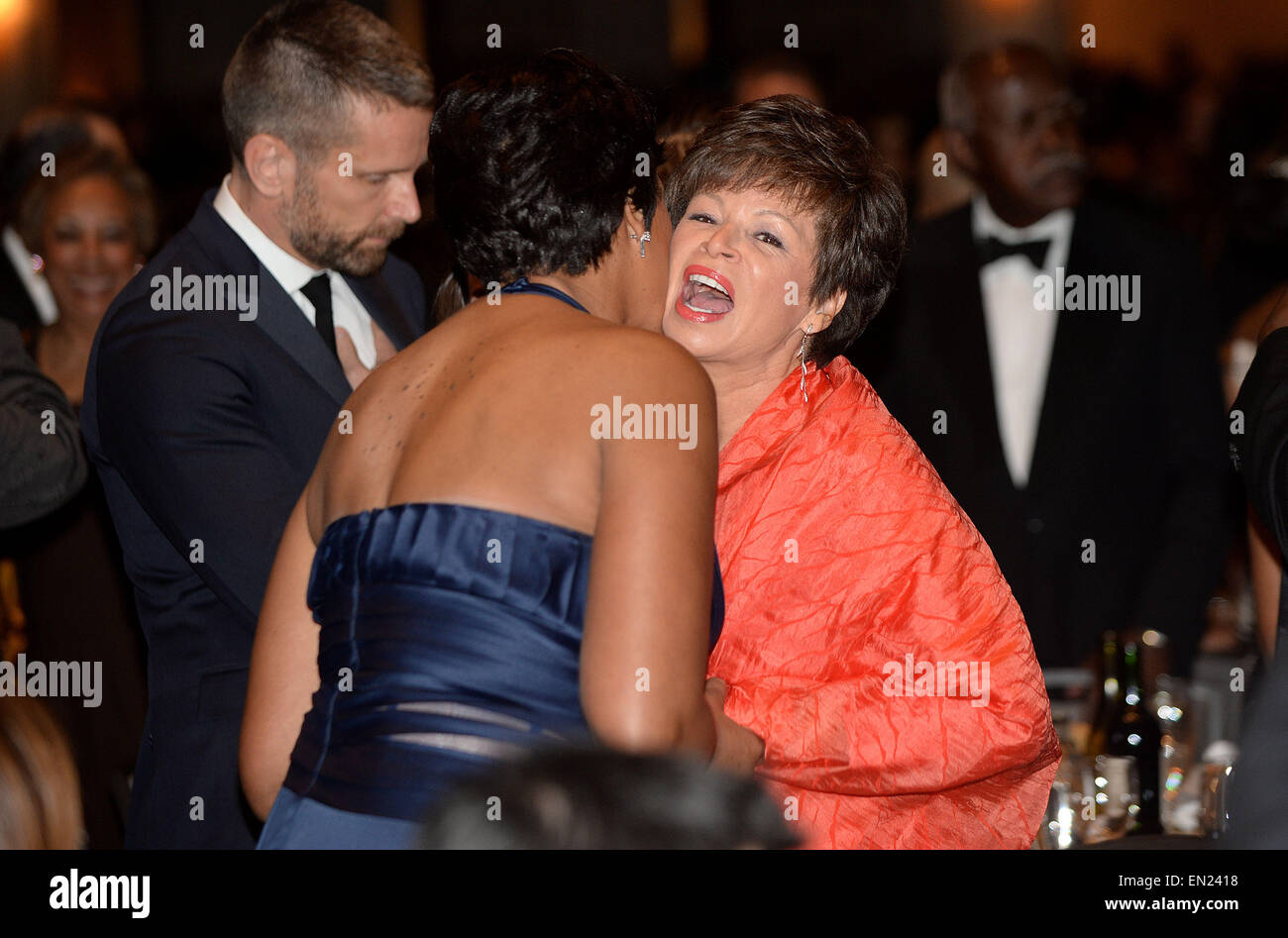Seniorberater des Präsidenten Valerie Jarrett und Bürgermeister von Washington, DC Muriel Bowser besuchen die jährliche White House Correspondent Association Gala im Washington Hilton Hotel April 25, 2015 in Washington, DC, das Abendessen ist eine jährliche Veranstaltung, die von Journalisten, Politikern und Prominenten besucht. Bildnachweis: Olivier Douliery/Pool über CNP - kein Draht-Dienst- Stockfoto