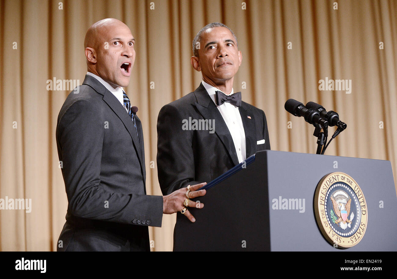 US-Präsident Barack Obama, Recht, nutzt Keegan-Michael Schlüssel vom Key & Peele, die Teil der "Luther, Präsident Obama Zorn Übersetzer" während der jährlichen White House Correspondent Association Gala am Washington Hilton Hotel April 25, 2015 in Washington, DC das Abendessen spielen eine jährliche Veranstaltung mit Journalisten, Politiker und Prominente ist Schauspieler. Bildnachweis: Olivier Douliery/Pool über CNP - kein Draht-Dienst- Stockfoto
