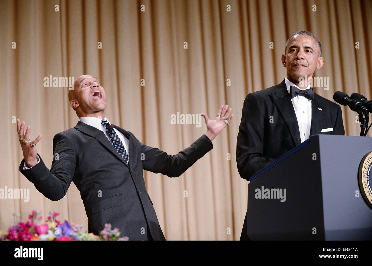 US-Präsident Barack Obama, Recht, nutzt Keegan-Michael Schlüssel vom Key & Peele, die Teil der "Luther, Präsident Obama Zorn Übersetzer" während der jährlichen White House Correspondent Association Gala am Washington Hilton Hotel April 25, 2015 in Washington, DC das Abendessen spielen eine jährliche Veranstaltung mit Journalisten, Politiker und Prominente ist Schauspieler. Bildnachweis: Olivier Douliery/Pool über CNP - kein Draht-Dienst- Stockfoto