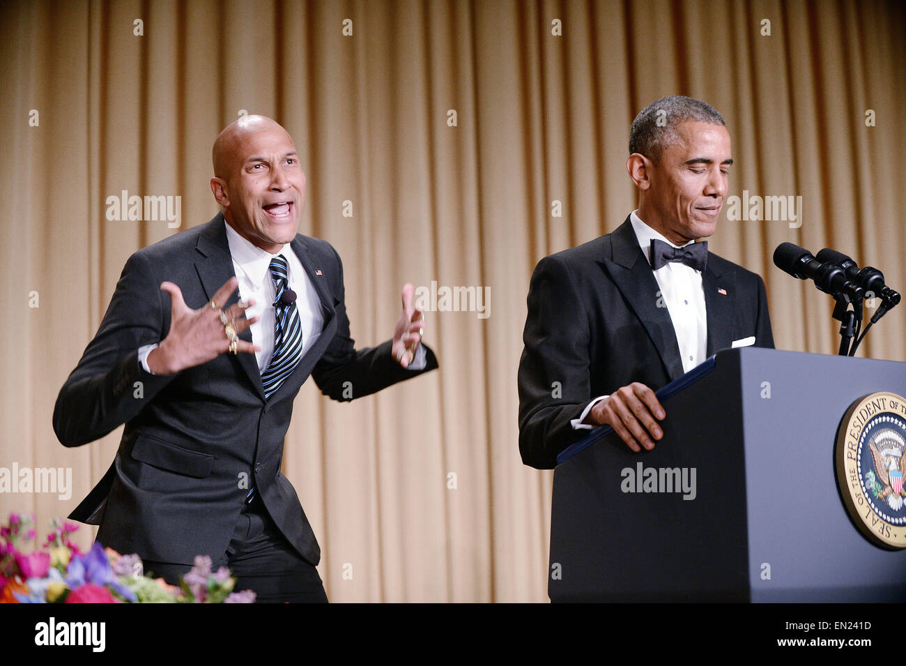 US-Präsident Barack Obama, Recht, nutzt Keegan-Michael Schlüssel vom Key & Peele, die Teil der "Luther, Präsident Obama Zorn Übersetzer" während der jährlichen White House Correspondent Association Gala am Washington Hilton Hotel April 25, 2015 in Washington, DC das Abendessen spielen eine jährliche Veranstaltung mit Journalisten, Politiker und Prominente ist Schauspieler. Bildnachweis: Olivier Douliery/Pool über CNP - kein Draht-Dienst- Stockfoto