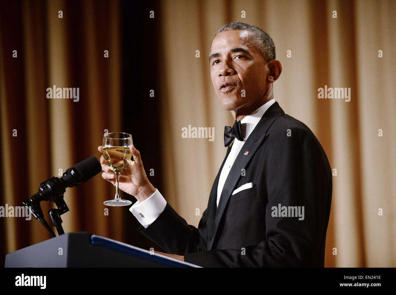 US-Präsident Barack Obama bietet einen Toast auf die jährliche White House Correspondent Association Gala im Washington Hilton Hotel April 25, 2015 in Washington, DC, das Abendessen ist eine jährliche Veranstaltung, die von Journalisten, Politikern und Prominenten besucht. Bildnachweis: Olivier Douliery/Pool über CNP - kein Draht-Dienst- Stockfoto