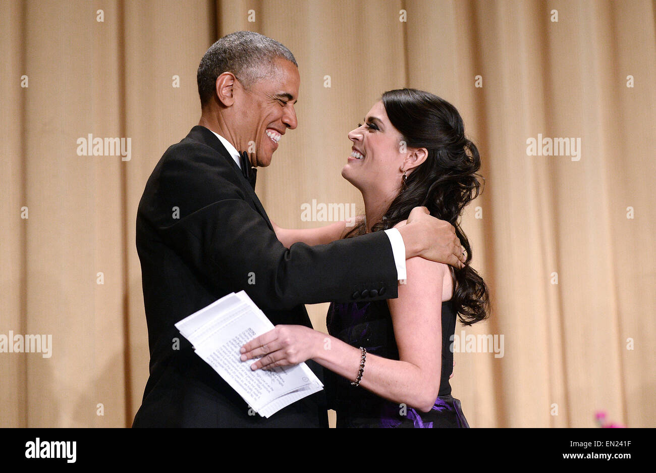 US-Präsident Barack Obama begrüßt Saturday Night Live Komiker Cecily Strong während der jährlichen White House Correspondent Association Gala im Washington Hilton Hotel April 25, 2015 in Washington, DC, das Abendessen ist eine jährliche Veranstaltung, die von Journalisten, Politikern und Prominenten besucht. Bildnachweis: Olivier Douliery/Pool über CNP - kein Draht-Dienst- Stockfoto