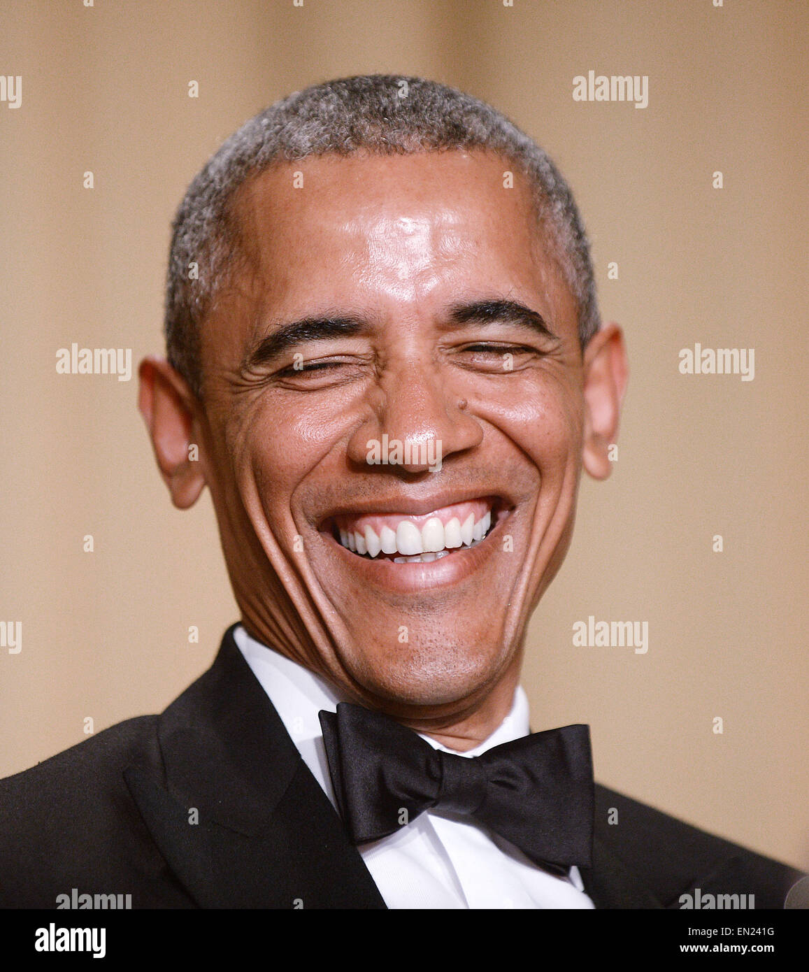 US-Präsident Barack Obama lacht während der jährlichen White House Correspondent Association Gala in Washington Hilton Hotel April 25, 2015 in Washington, DC, das Abendessen ist eine jährliche Veranstaltung, die von Journalisten, Politikern und Prominenten besucht. Bildnachweis: Olivier Douliery/Pool über CNP - kein Draht-Dienst- Stockfoto