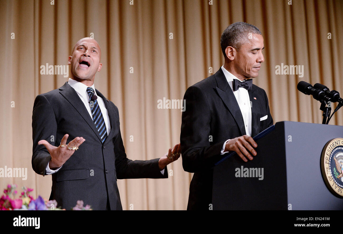 US-Präsident Barack Obama, Recht, nutzt Keegan-Michael Schlüssel vom Key & Peele, die Teil der "Luther, Präsident Obama Zorn Übersetzer" während der jährlichen White House Correspondent Association Gala am Washington Hilton Hotel April 25, 2015 in Washington, DC das Abendessen spielen eine jährliche Veranstaltung mit Journalisten, Politiker und Prominente ist Schauspieler. Bildnachweis: Olivier Douliery/Pool über CNP - kein Draht-Dienst- Stockfoto