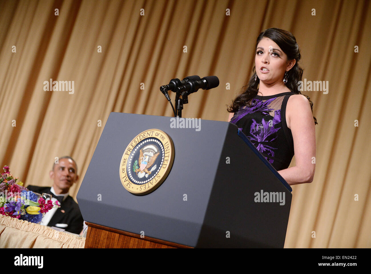 Saturday Night Live Komiker Cecily Strong spricht, wie Präsident Obama während der jährlichen White House Correspondent Association Gala im Washington Hilton Hotel April 25, 2015 in Washington, DC sieht auf, die das Abendessen eine jährliche Veranstaltung, die von Journalisten, Politikern und Prominenten besucht ist. Bildnachweis: Olivier Douliery/Pool über CNP - kein Draht-Dienst- Stockfoto