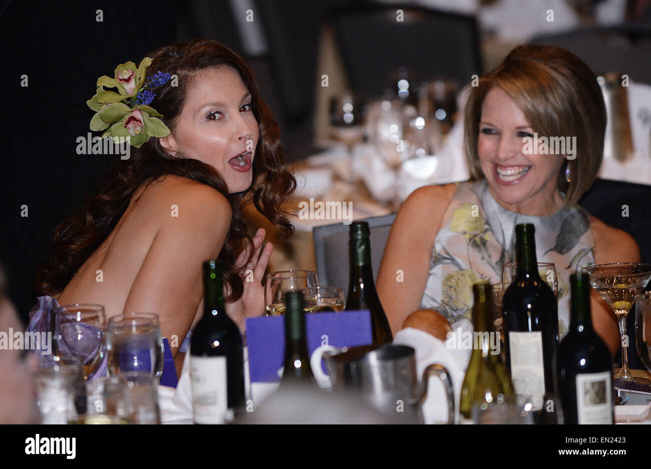 US-amerikanischer Journalist und Autor Katie Couric, Recht, und Schauspielerin Ashley Judd, links, an der jährlichen White House Correspondent Association Gala im Washington Hilton Hotel April 25, 2015 in Washington, DC, das Abendessen ist eine jährliche Veranstaltung, die von Journalisten, Politikern und Prominenten besucht. Bildnachweis: Olivier Douliery/Pool über CNP - kein Draht-Dienst- Stockfoto