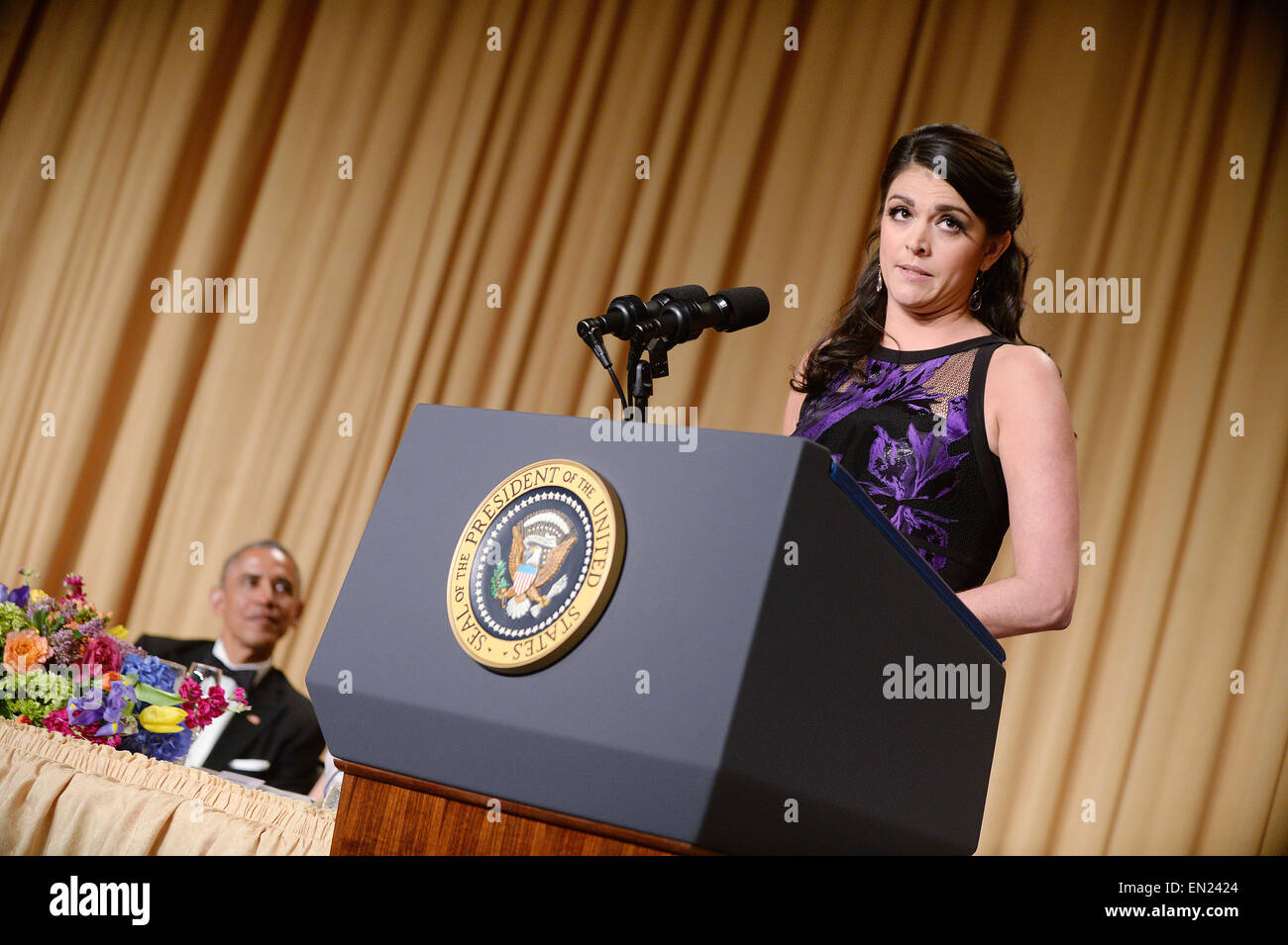 Saturday Night Live Komiker Cecily Strong spricht, wie Präsident Obama während der jährlichen White House Correspondent Association Gala im Washington Hilton Hotel April 25, 2015 in Washington, DC sieht auf, die das Abendessen eine jährliche Veranstaltung, die von Journalisten, Politikern und Prominenten besucht ist. Bildnachweis: Olivier Douliery/Pool über CNP - kein Draht-Dienst- Stockfoto