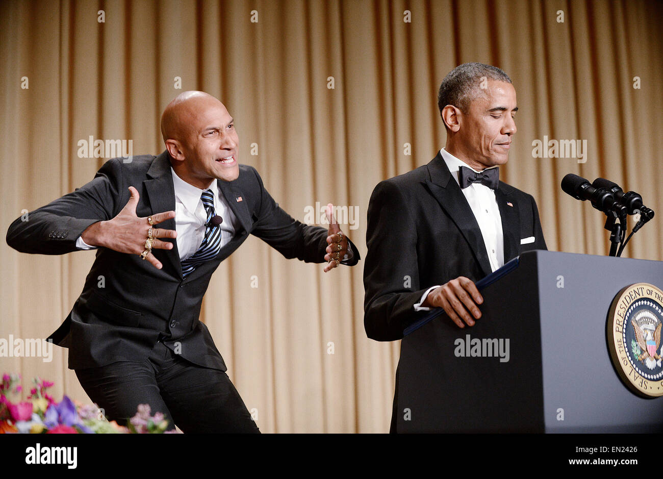 US-Präsident Barack Obama, Recht, nutzt Keegan-Michael Schlüssel vom Key & Peele, die Teil der "Luther, Präsident Obama Zorn Übersetzer" während der jährlichen White House Correspondent Association Gala am Washington Hilton Hotel April 25, 2015 in Washington, DC das Abendessen spielen eine jährliche Veranstaltung mit Journalisten, Politiker und Prominente ist Schauspieler. Bildnachweis: Olivier Douliery/Pool über CNP - kein Draht-Dienst- Stockfoto