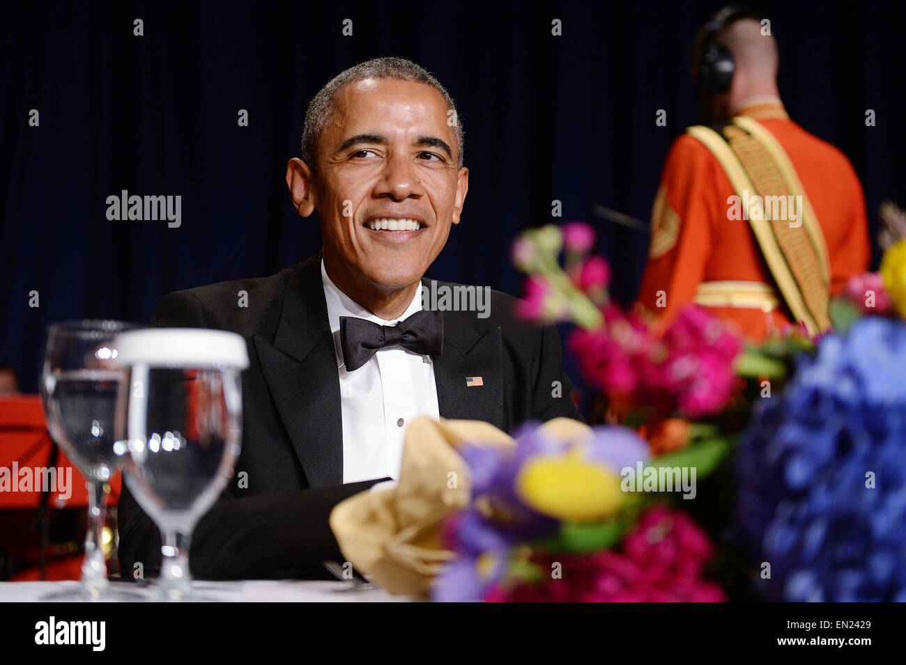US-Präsident Barack Obama lächelt die jährliche White House Correspondent Association Gala im Washington Hilton Hotel April 25, 2015 in Washington, DC, das Abendessen ist eine jährliche Veranstaltung, die von Journalisten, Politikern und Prominenten besucht. Bildnachweis: Olivier Douliery/Pool über CNP - kein Draht-Dienst- Stockfoto