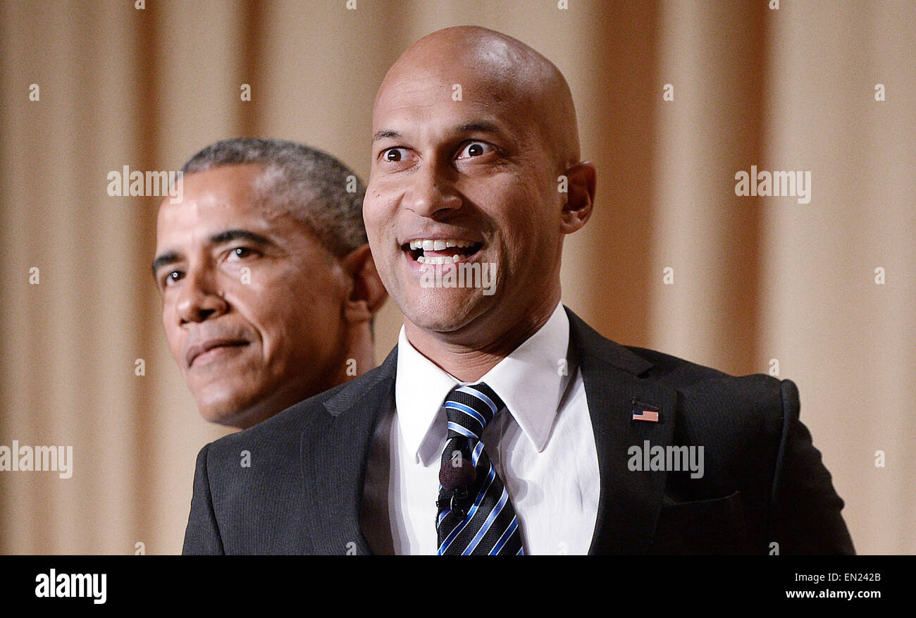 US-Präsident Barack Obama, links, Verwendungen Schauspieler Keegan-Michael Schlüssel vom Key & Peele, die Teil der "Luther, Präsident Obama Zorn Übersetzer" während der jährlichen White House Correspondent Association Gala am Washington Hilton Hotel April 25, 2015 in Washington, DC das Abendessen spielen eine jährliche Veranstaltung, die von Journalisten, Politikern und Prominenten besucht ist. Bildnachweis: Olivier Douliery/Pool über CNP - kein Draht-Dienst- Stockfoto
