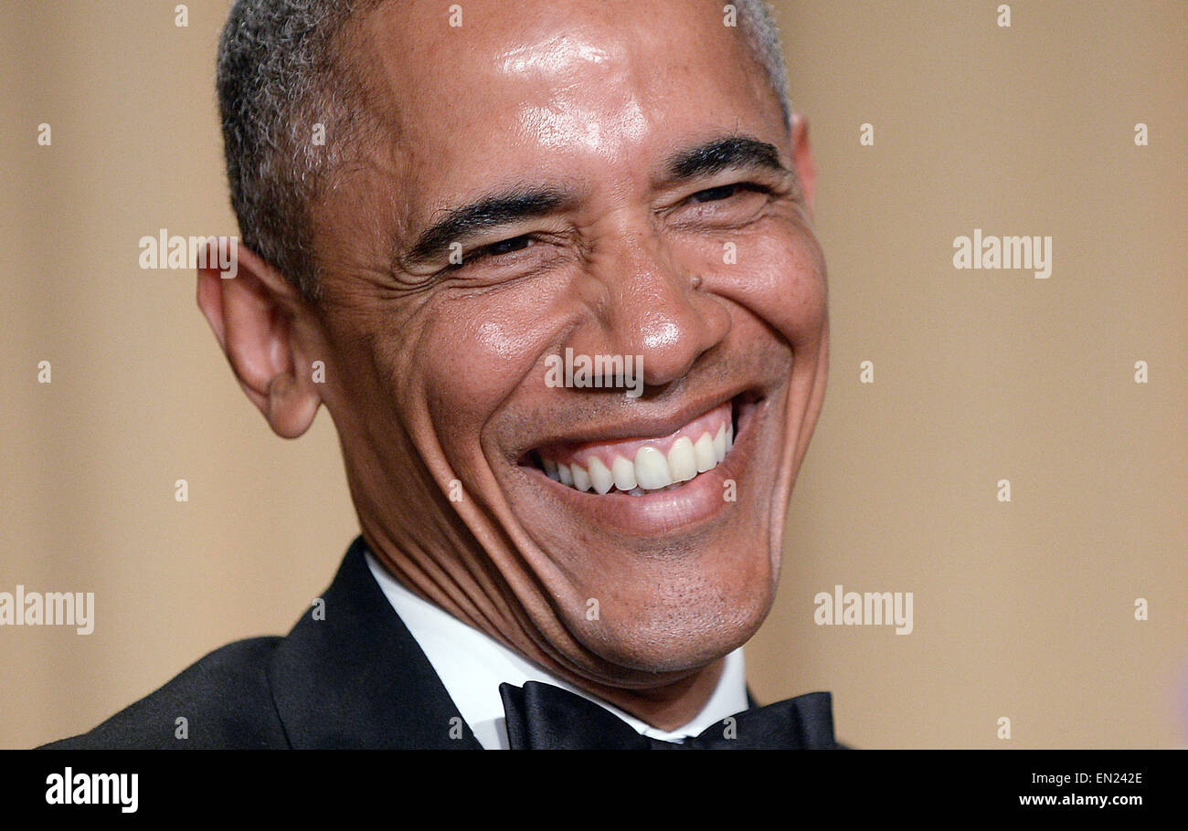 US-Präsident Barack Obama lacht während der jährlichen White House Correspondent Association Gala in Washington Hilton Hotel April 25, 2015 in Washington, DC, das Abendessen ist eine jährliche Veranstaltung, die von Journalisten, Politikern und Prominenten besucht. Bildnachweis: Olivier Douliery/Pool über CNP - kein Draht-Dienst- Stockfoto