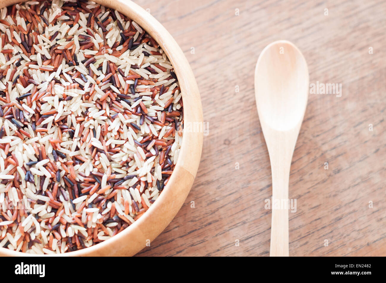 Bio trocken Multi-Korn-Reis in Holzschale, stock Foto Stockfoto