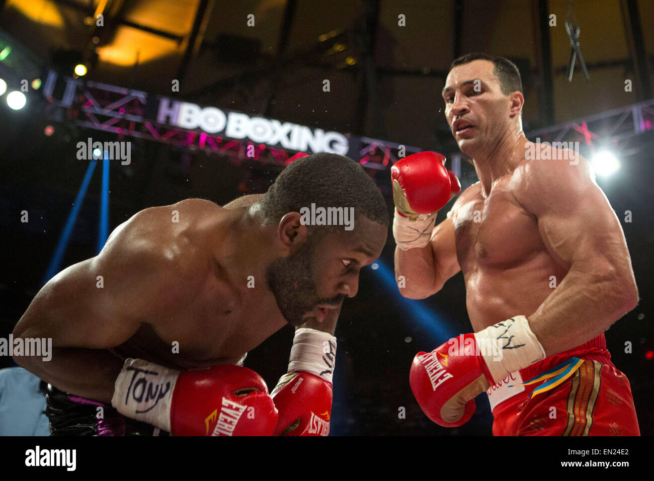 New York, New York. 25. April 2015. NEW YORK NY - 25 APRIL Wladimir Klitschko und Bryant Jennings kämpfen im World Heavyweight Championship Match im Madison Square Garden am 25. April 2015 in New York City. Foto: Adam Glanzmann/Dpa/Alamy Live News Stockfoto