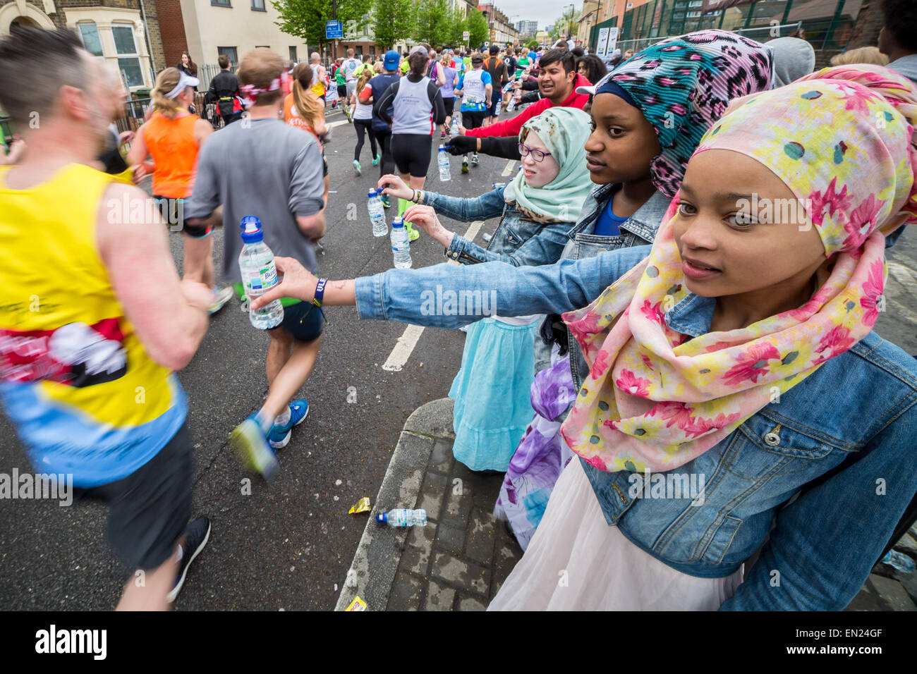 London, Großbritannien. 26. April 2015. 35Th London Marathon führt durch Deptford in South East London. Credit: Guy Corbishley/Alamy leben Nachrichten Stockfoto