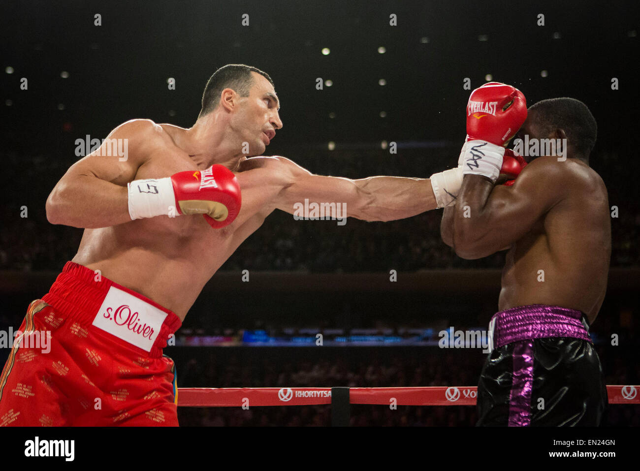 New York, New York. 25. April 2015. NEW YORK NY - 25 APRIL Wladimir Klitschko und Bryant Jennings während den World Heavyweight Championship match im Madison Square Garden am 25. April 2015 in New York City. (ADAM GLANZMANN-DPA) Bildnachweis: Dpa/Alamy Live-Nachrichten Stockfoto