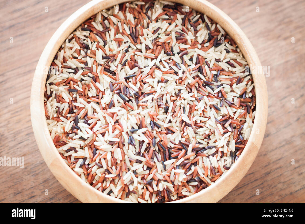 Bio trocken Multi-Korn-Reis in Holzschale, stock Foto Stockfoto
