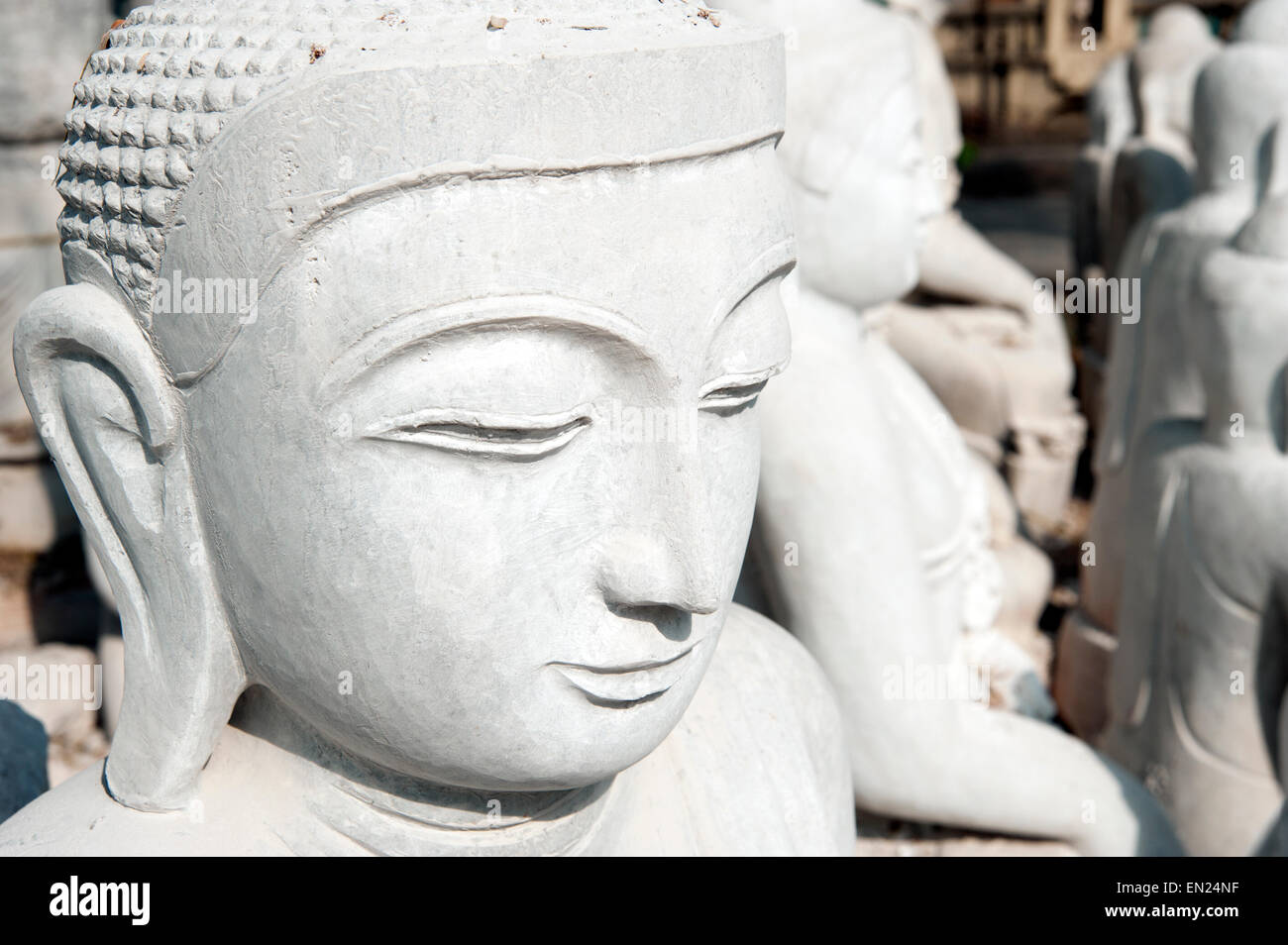 Nahaufnahme des Gesichts von geschnitzten weißem Marmor Buddha-Statue Mandalay Myanmar Stockfoto