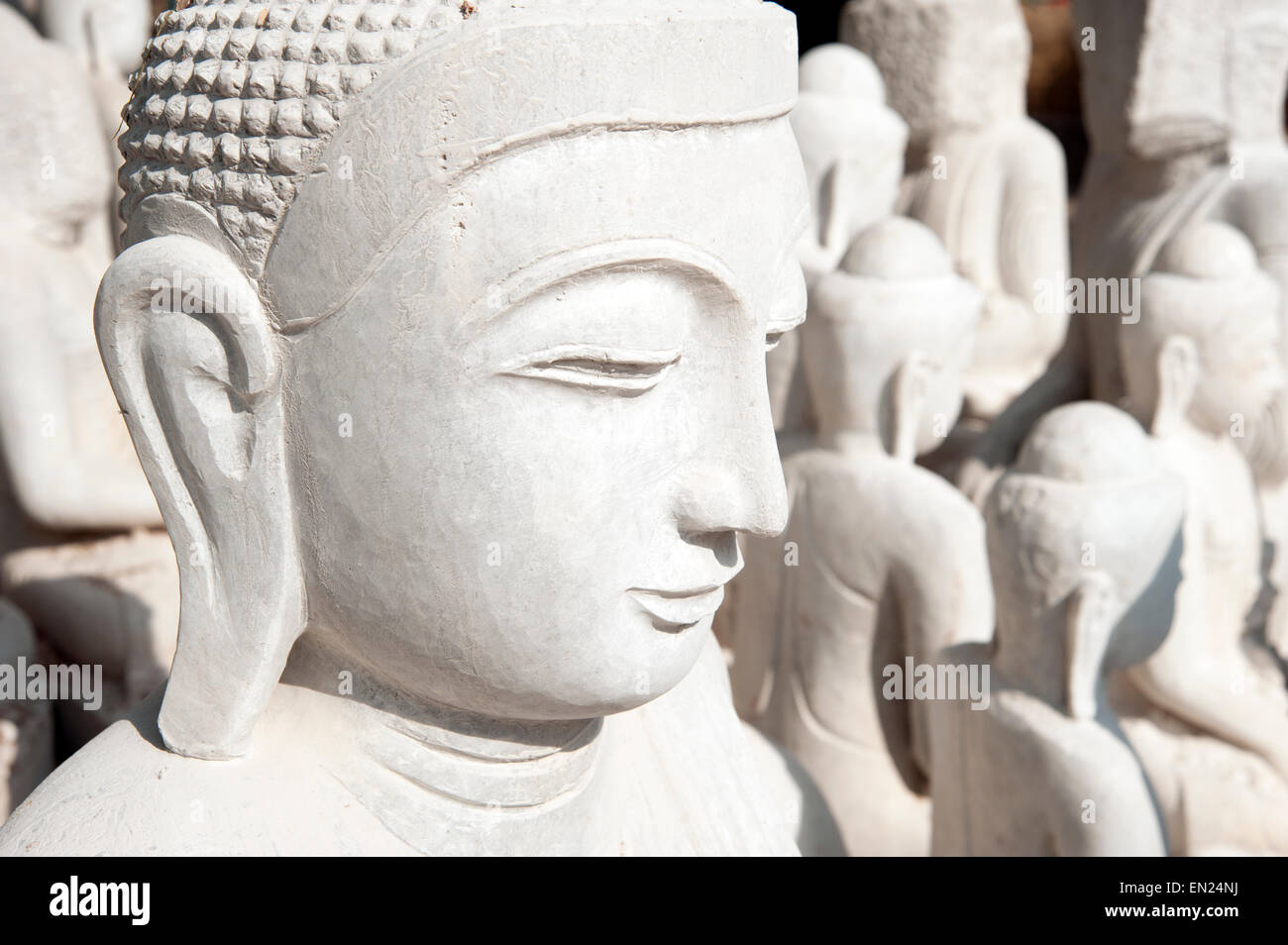 Nahaufnahme des Gesichts von geschnitzten weißem Marmor Buddha-Statue Mandalay Myanmar Stockfoto