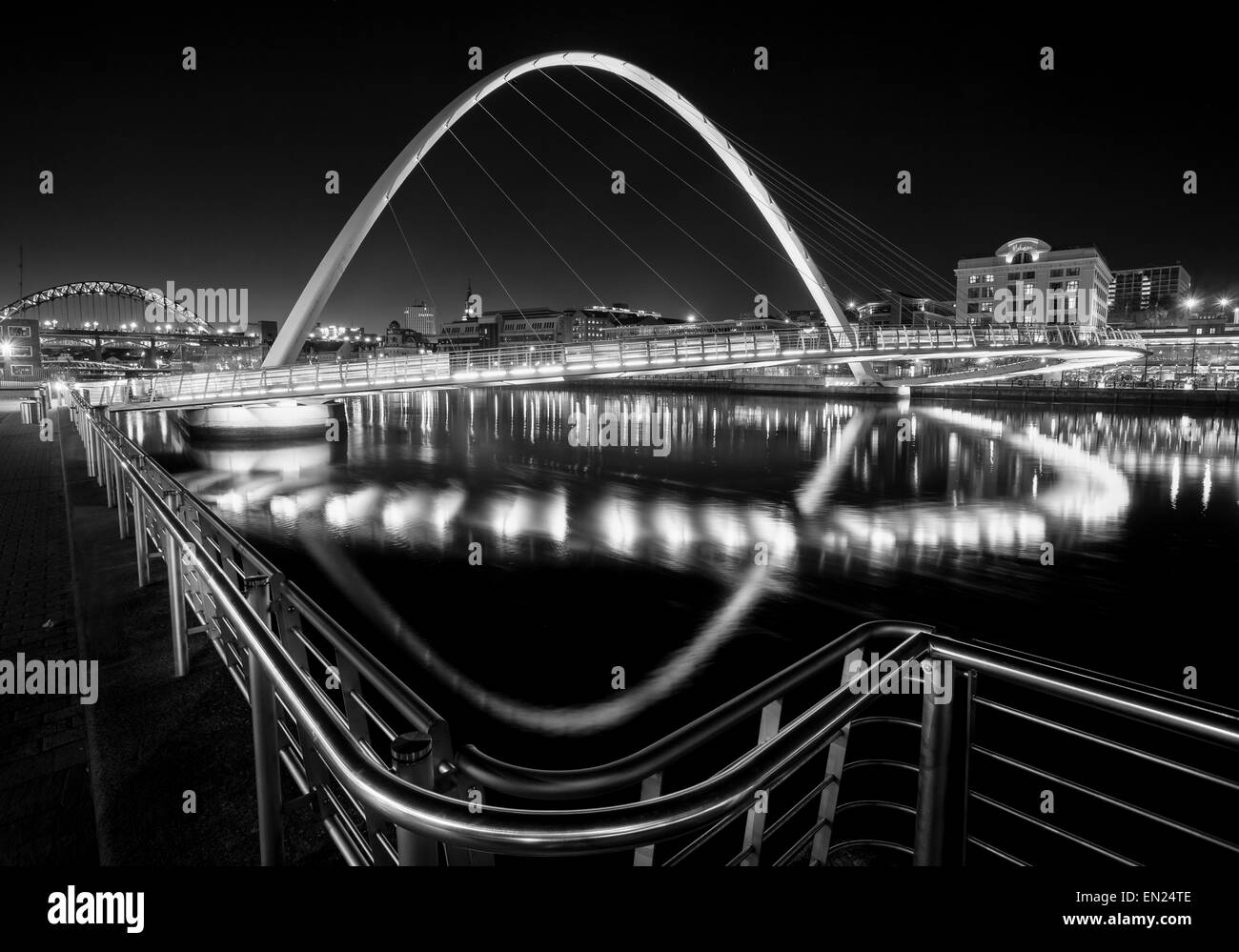 Reflexion von Newcastle Gateshead Kai. Stockfoto