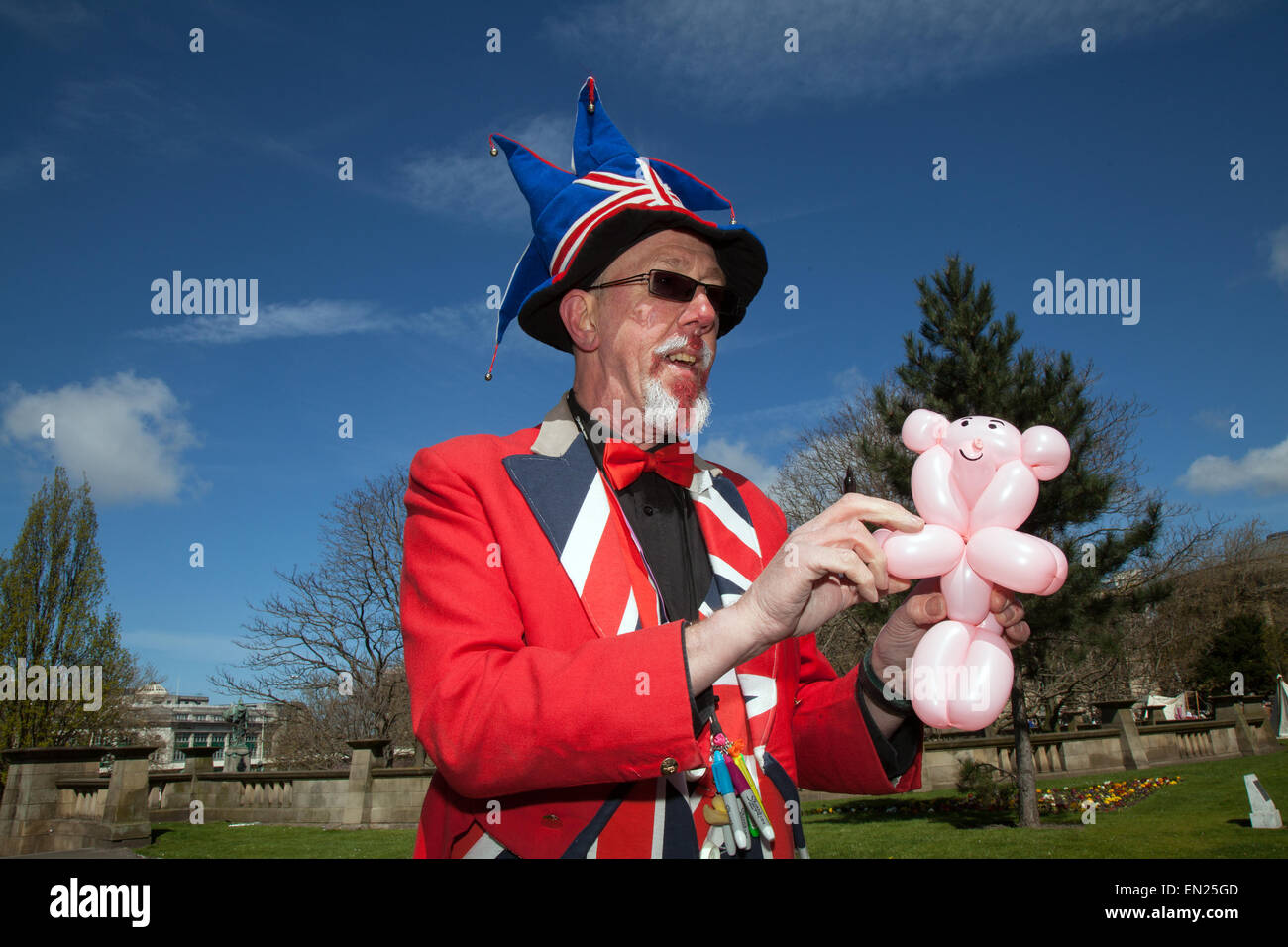 Luftballonmodellieren Entertainer in Liverpool, Merseyside, UK, 26. April 2015. Herr Steve Arden, Entertainer der Kinder in das St George's Day Festival im Viertelfinale der St George, einer Gegend der Stadt, wie den einzigartigen, historischen Herzen von Liverpool beschrieben. Stockfoto