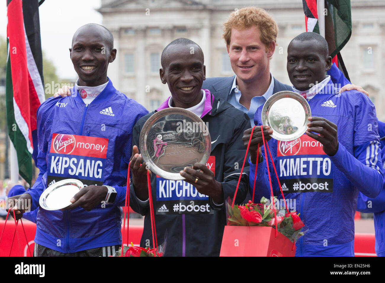 London, UK. 26. April 2015. L-r: Wilson Kipsang (KEN), Eliud Kipchoge (KEN), seine königliche Hoheit Prinz Harry und Dennis Kimetto (KEN). Preisverleihungen statt für die Gewinner. Geld Virgin London-Marathon endet in der Mall, London, Vereinigtes Königreich. Bildnachweis: Nick Savage/Alamy Live-Nachrichten Stockfoto