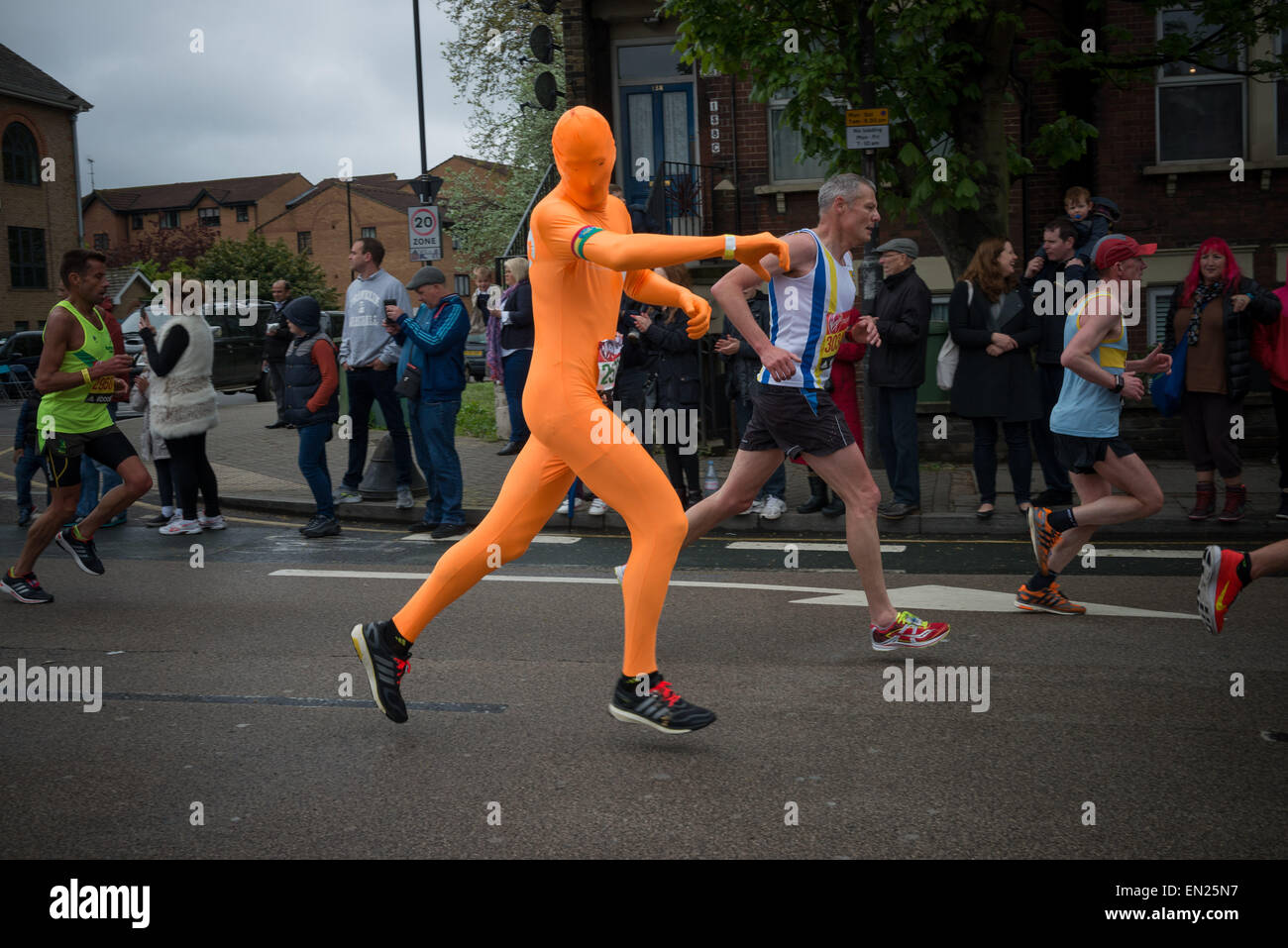 26. April 2015 - über 37.800 Menschen teilgenommen haben in den London-Marathon, so dass es das größte in seiner 35-jährigen Geschichte. Wohltätigkeitsveranstaltungen, Hobby-Läufer und Elite-Athleten sind die 26,2 Meilen langen Kurs von Blackheath, The Mall anzugehen. Bildnachweis: Velar Grant/ZUMA Wire/ZUMAPRESS.com/Alamy Live-Nachrichten Stockfoto