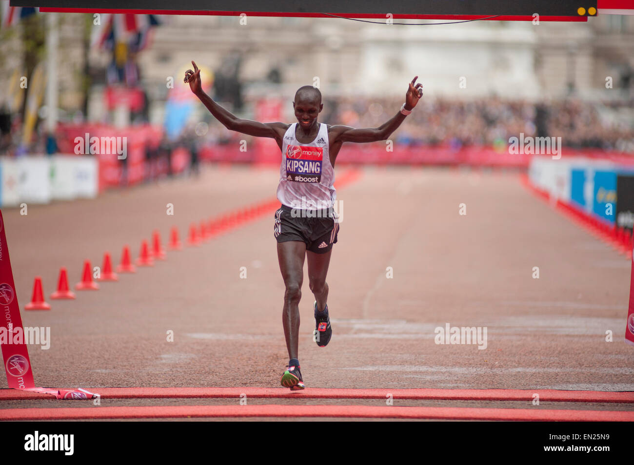 Die Mall, London, UK. 26. April 2015. Die Jungfrau Geld 2015 London Marathon Elite Männer Rennen zu beenden, zweiter Platz kommt Wilson Kipsang in 02:04:47. Bildnachweis: Malcolm Park Leitartikel/Alamy Live-Nachrichten Stockfoto