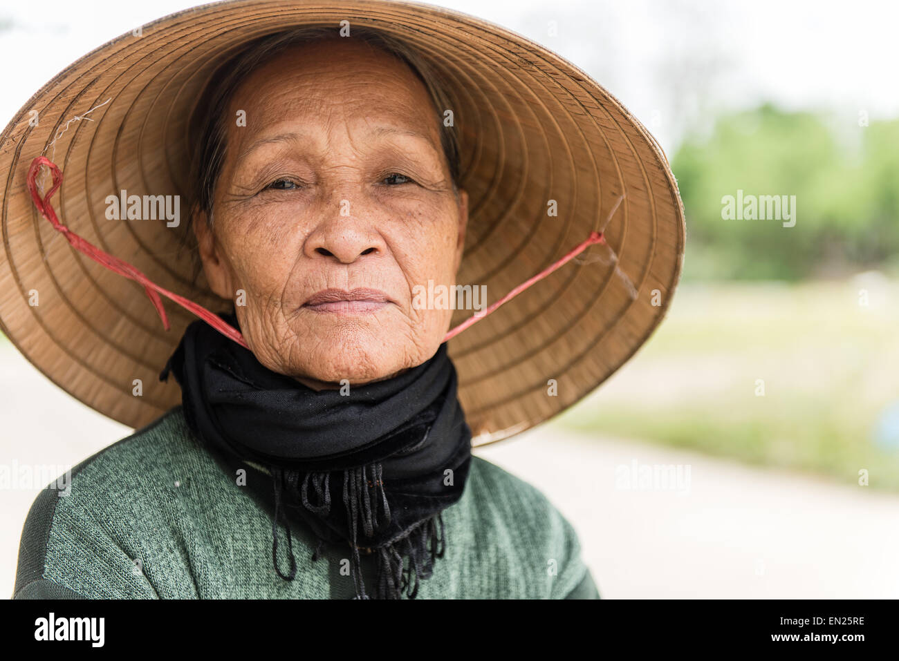 Eine ältere Frau mit traditionellen konischen Hut. Stockfoto