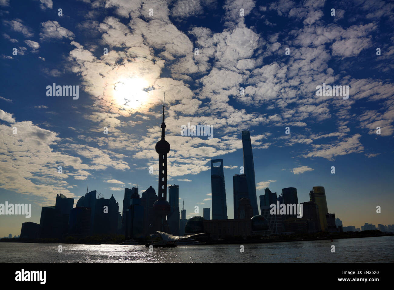 Überblick über die Skyline von Pudong in Shanghai in der Silhouette mit dem Oriental Pearl TV Tower, Shanghai, China Stockfoto