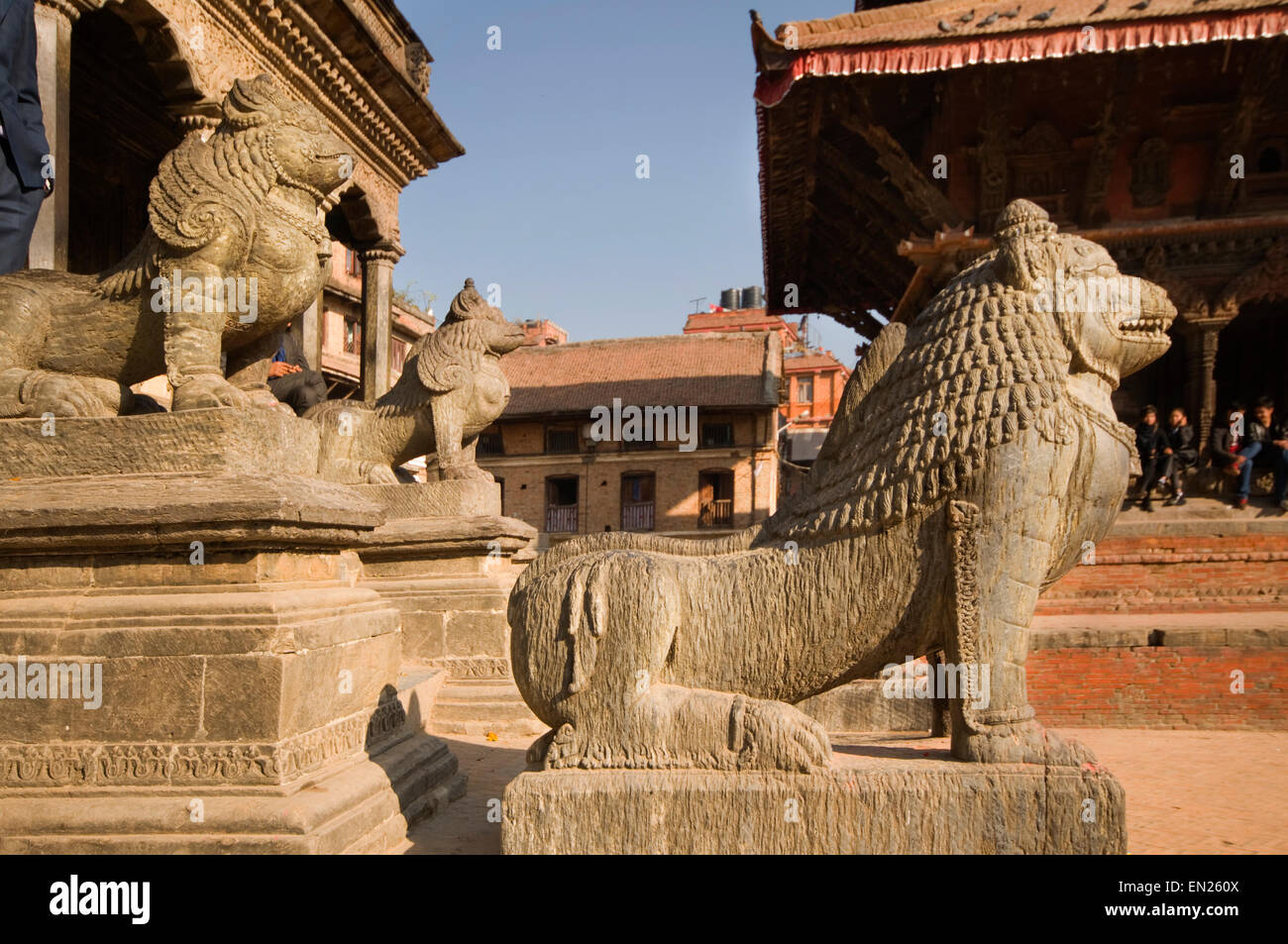 NEPAL, Kathmandu, Patan, Durbar Square, Krishna Hindu Mandir-Tempel (1637), Lion Guard Steinstatuen Stockfoto