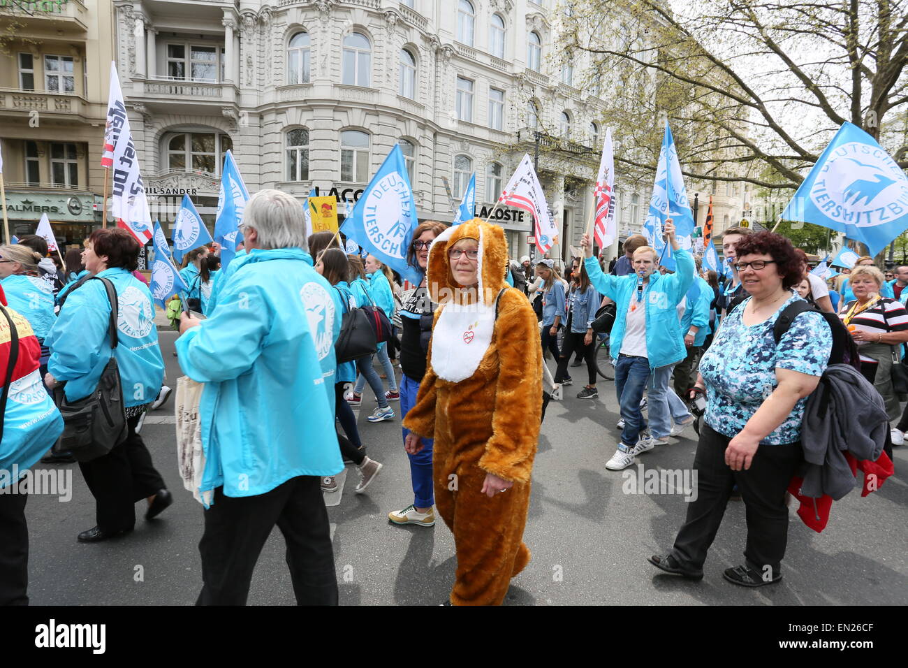 Deutschland. 25. April 2015. Tierschutzorganisationen versammelten Massen von Aktivisten protestieren gegen tierische Todesfälle durch Versuche und Erprobungen im März in Berlin Memorial Church. Bildnachweis: Madeleine Lenz/Pacific Press/Alamy Live-Nachrichten Stockfoto