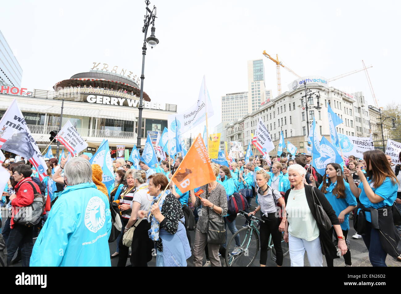 Deutschland. 25. April 2015. Tierschutzorganisationen versammelten Massen von Aktivisten protestieren gegen tierische Todesfälle durch Versuche und Erprobungen im März in Berlin Memorial Church. Bildnachweis: Madeleine Lenz/Pacific Press/Alamy Live-Nachrichten Stockfoto