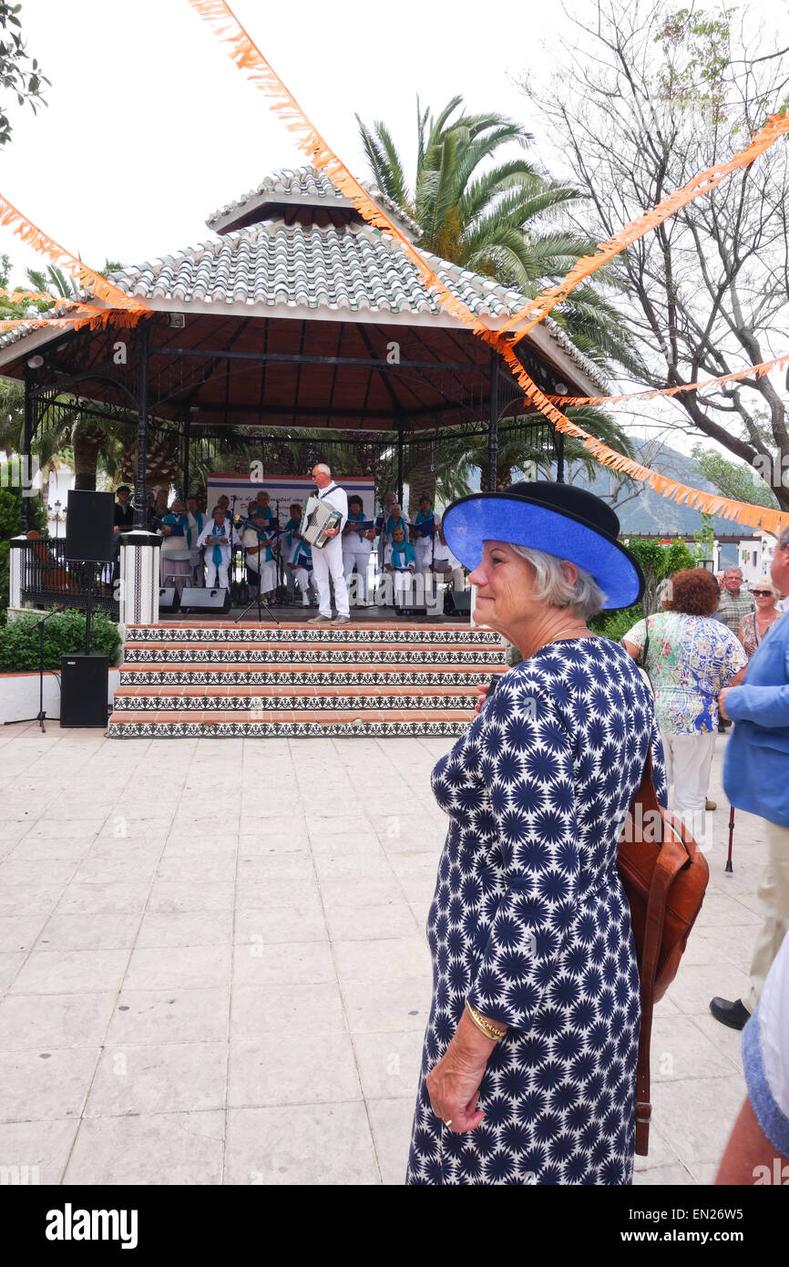 Band spielt auf Feier auf einem spanischen Platz in Mijas, Tag der Freundschaft, Dutch Design, Andalusien, Spanien. Stockfoto