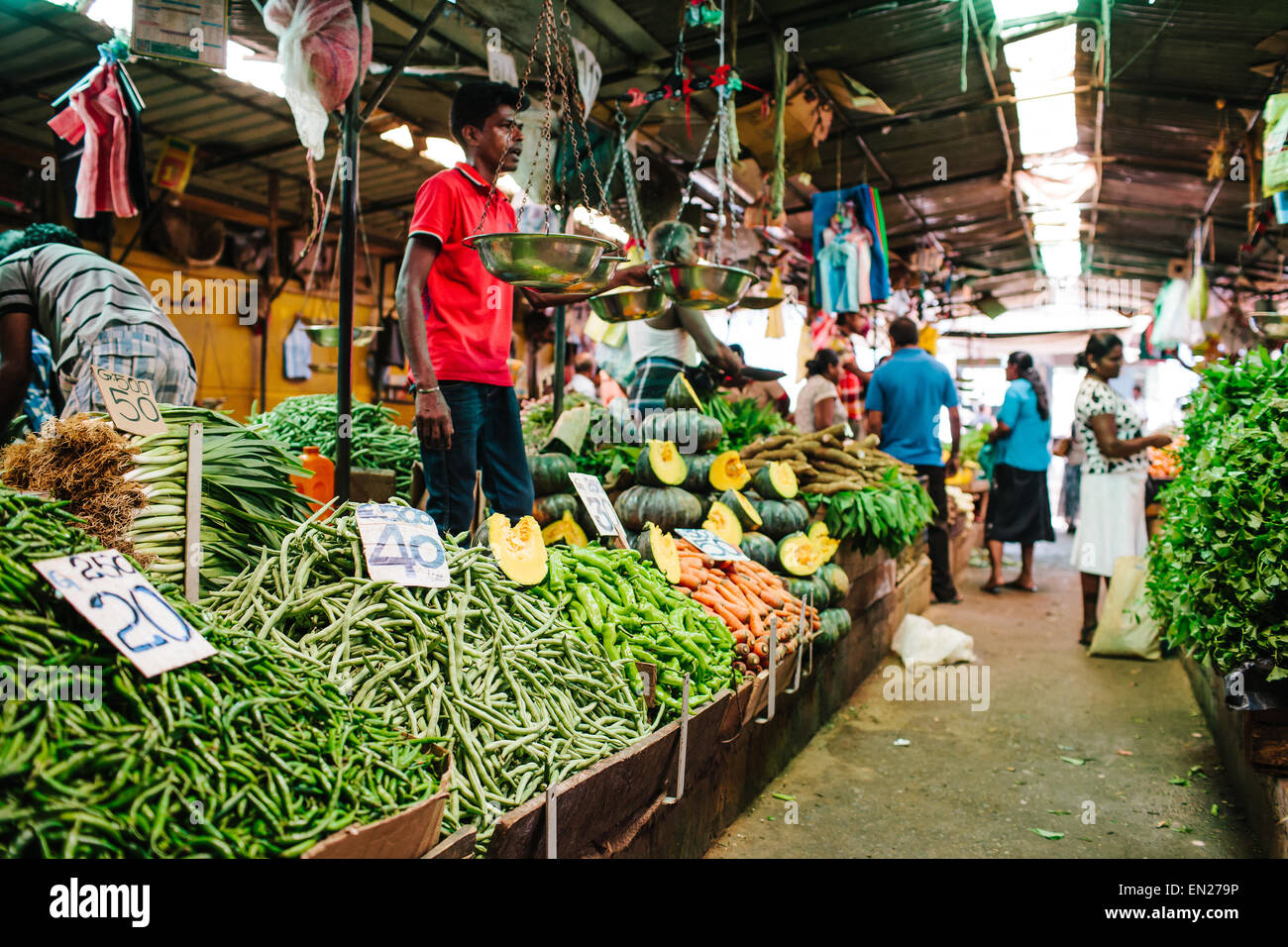 Obst- und Gemüsehändler in Kandy Markthalle in Kandy, Sri Lanka. Stockfoto