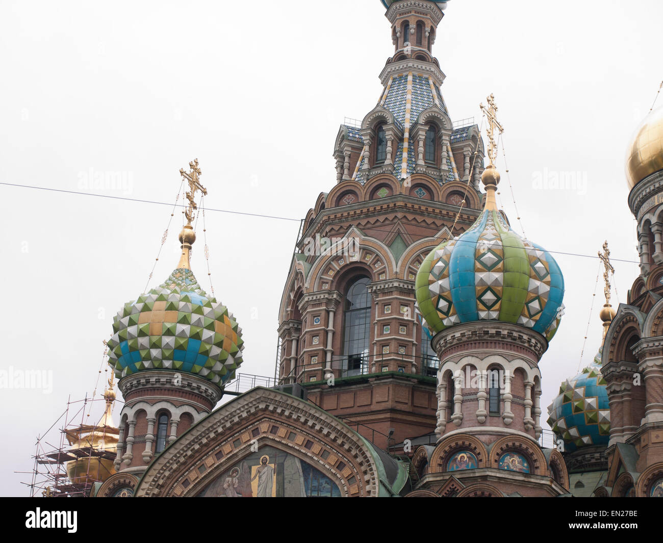 Kirche des Erlösers auf Auferstehungskirche in St.Petersburg Russland, Nahaufnahme von dekorierten Zwiebeltürme Stockfoto