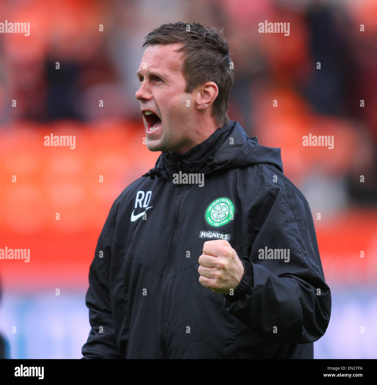 Dundee, Schottland. 26. April 2015. Schottische Premier League. Dundee United vs. Celtic FC. Ronny Deila brüllt der Celtic unterstützen Credit: Action Plus Sport/Alamy Live News Stockfoto