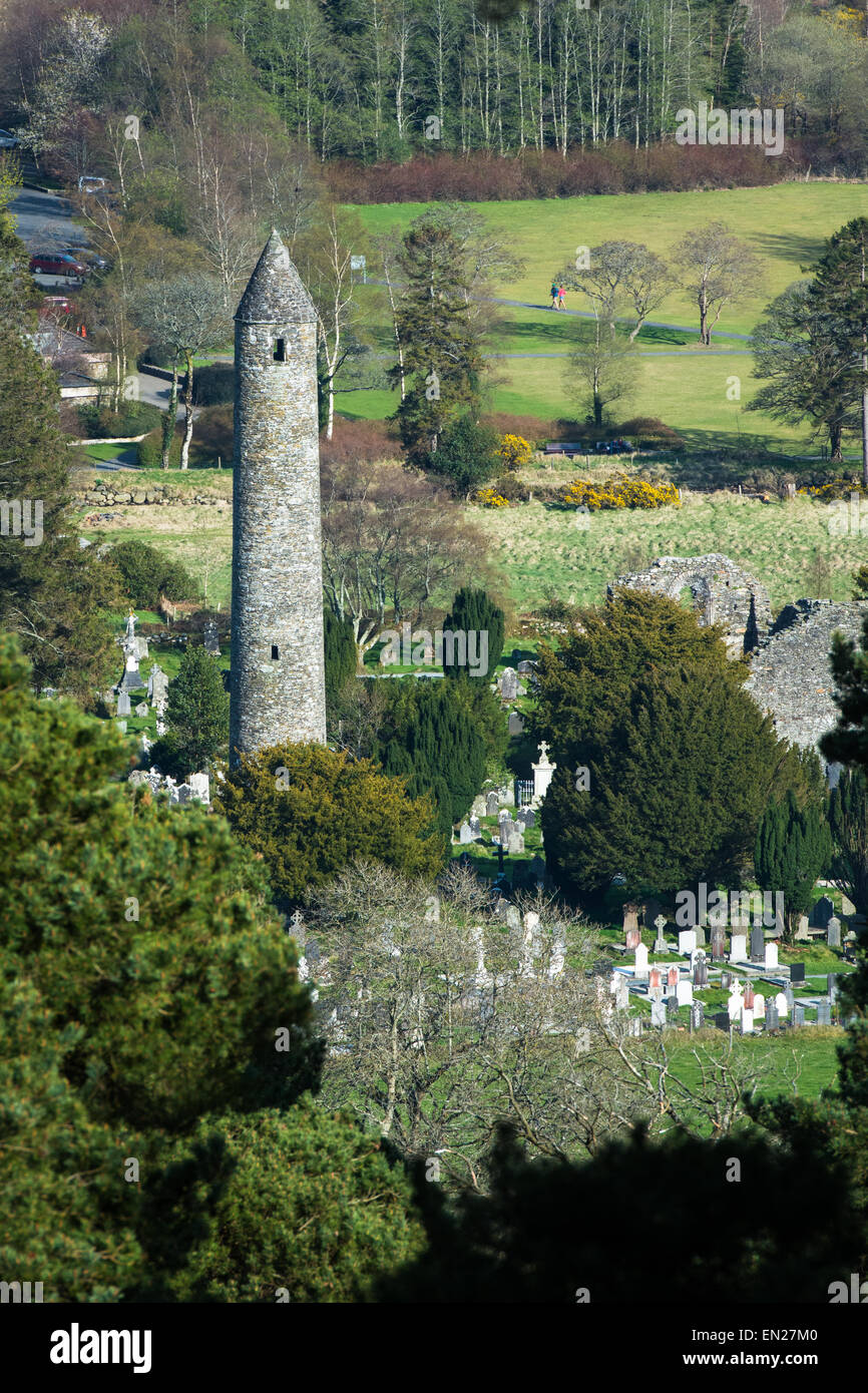 Glendalough klösterlichen Stadt mit Rundturm, Friedhof und Ruinen in den Wicklow Mountains Nationalpark in Irland Stockfoto