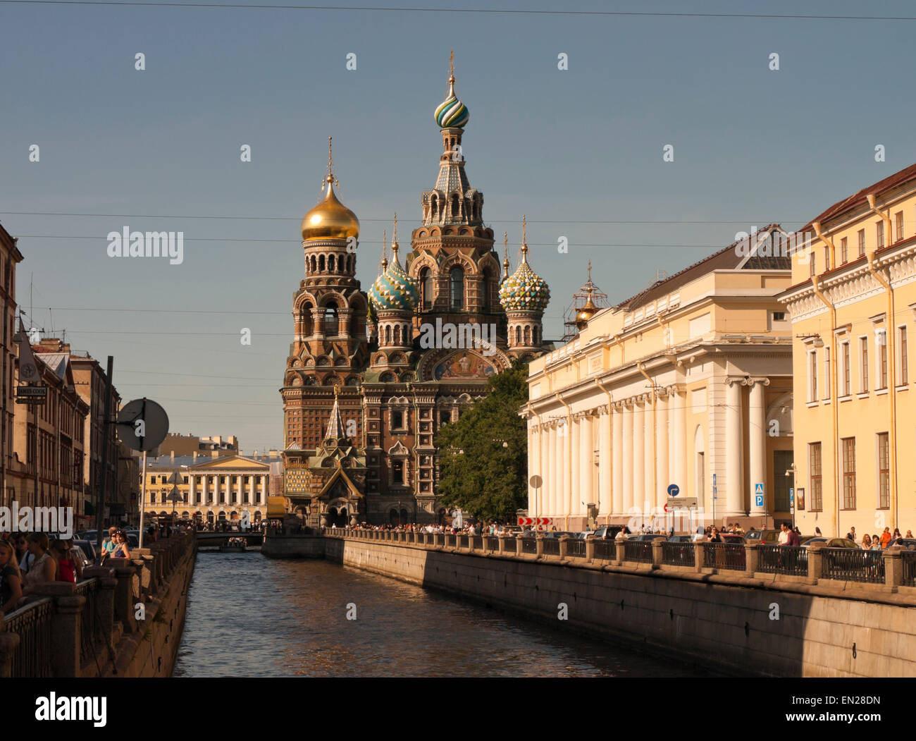 Kirche des Erlösers auf Auferstehungskirche in St.Petersburg Russland, Sonnenuntergang und die umliegenden Gebäude und Kanal Stockfoto