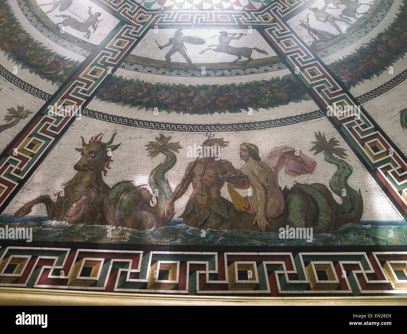 Mosaik-Fußboden-Dekoration in den Winterpalast, Neptun und Meerestieren, Sankt Petersburg, Russland Stockfoto