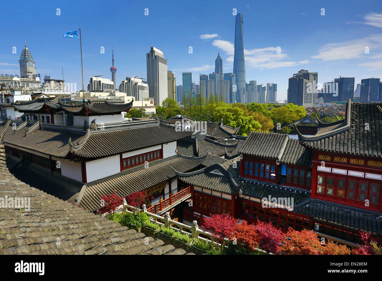 Die Skyline von Pudong New City in München im Hintergrund der Yuyuan-Garten in der Altstadt, Shanghai, China Stockfoto