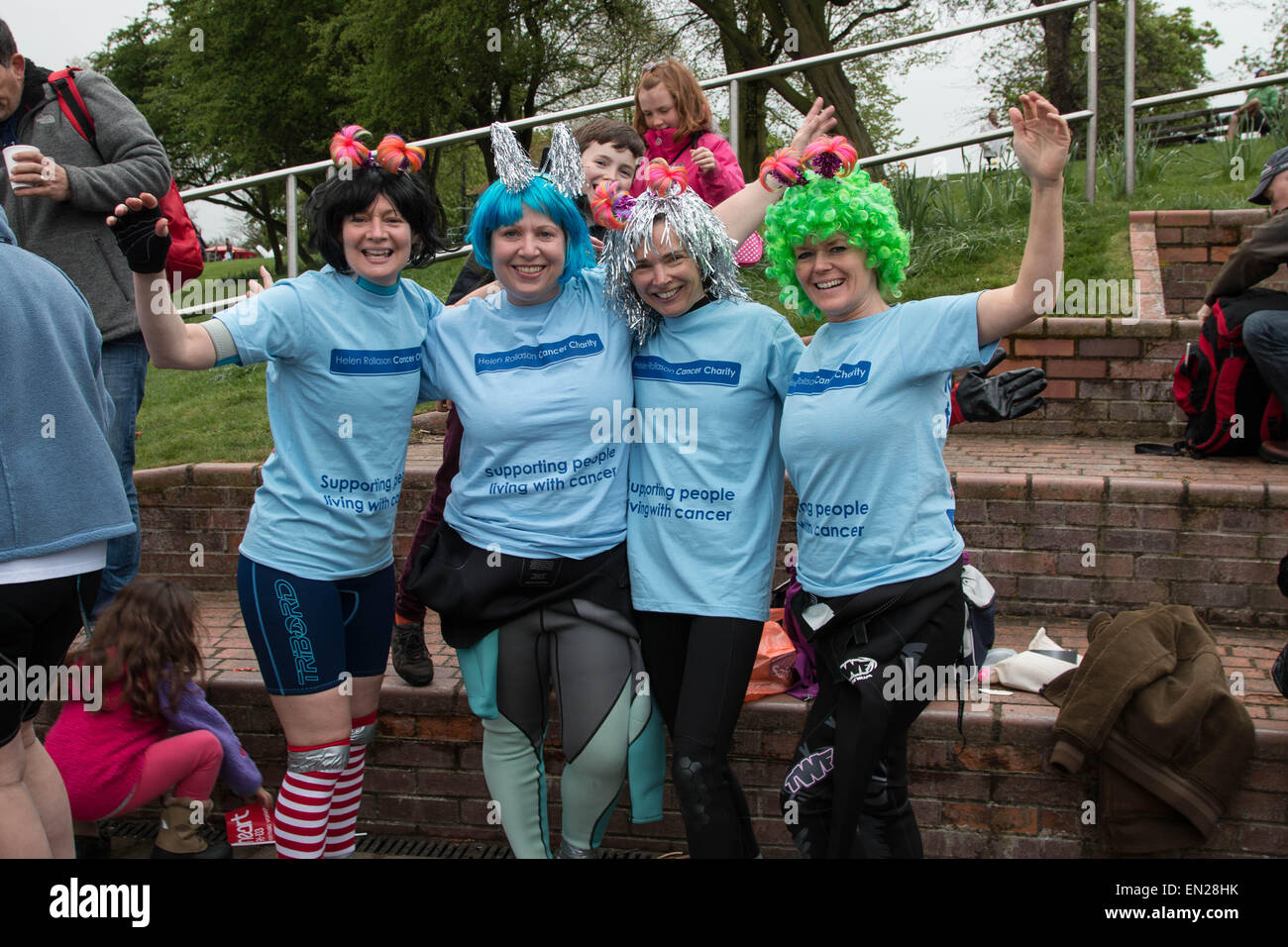 Maldon, Essex, 26. April 2015. eine Gruppe Konkurrenten machen Sie sich bereit für den Start des Rennens Maldon Schlamm um Geld für Krebsorganisationen Credit: Darren Attersley/Alamy Live News Stockfoto