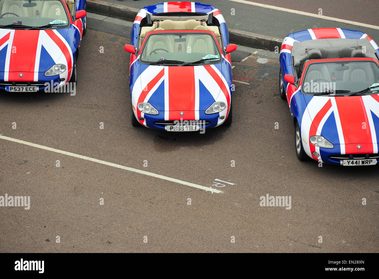 Union Jack malte Jaguare am Madeira Drive in Brighton für die 17. jährliche von London nach Brighton Jaguar laufen. Die Veranstaltung sieht Hunderte von Teilnehmern, die Abfahrt von Chartwell in Kent, an die Küste zu reisen um ihre Autos anzuzeigen. Bildnachweis: Jonny White/Alamy Live-Nachrichten Stockfoto