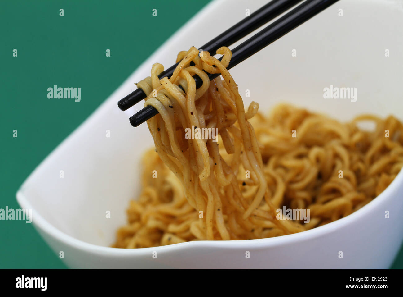Chinesische Nudeln auf Essstäbchen, Nahaufnahme Stockfoto