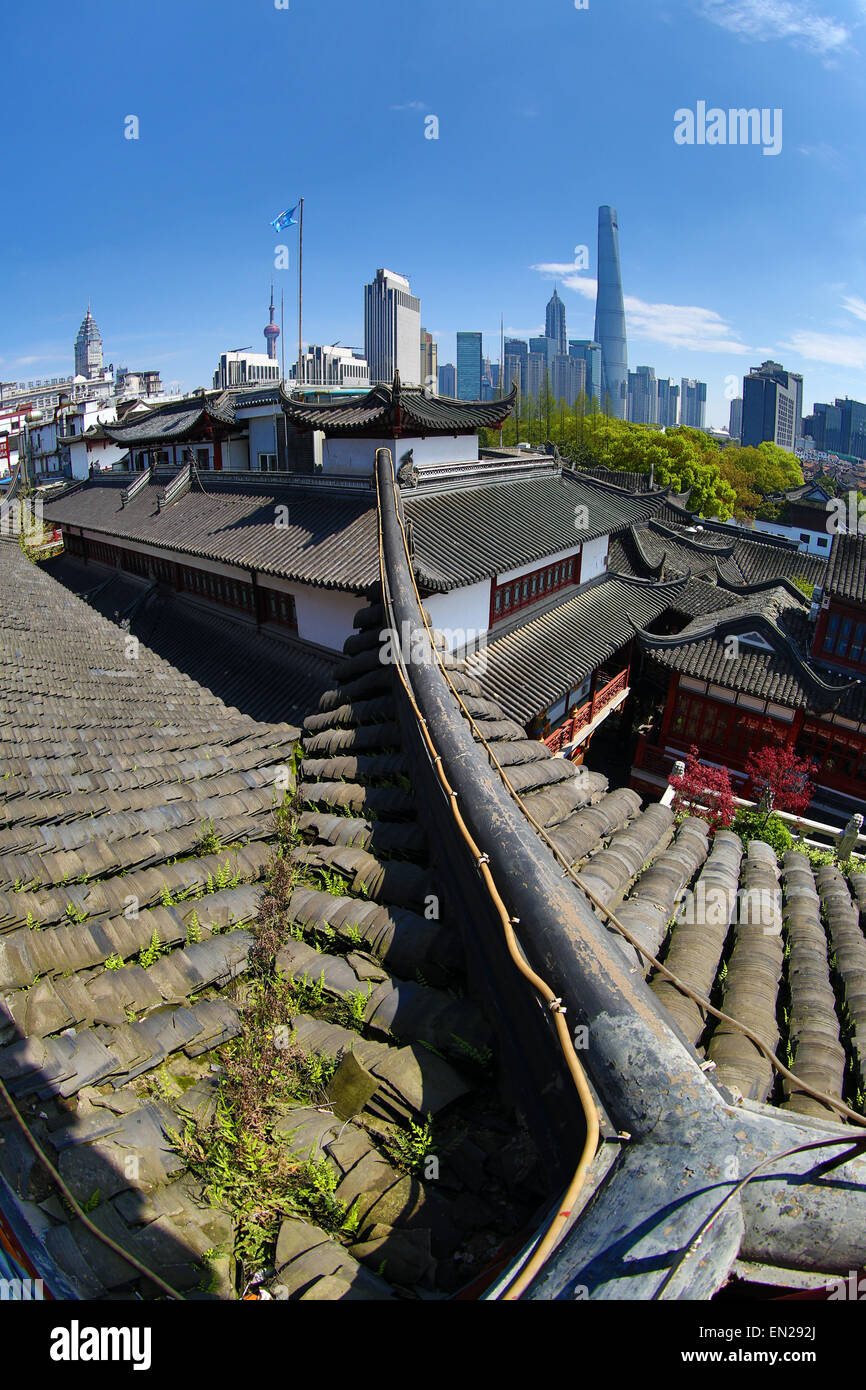 Die Skyline von Pudong New City in München im Hintergrund der Yuyuan-Garten in der Altstadt, Shanghai, China Stockfoto