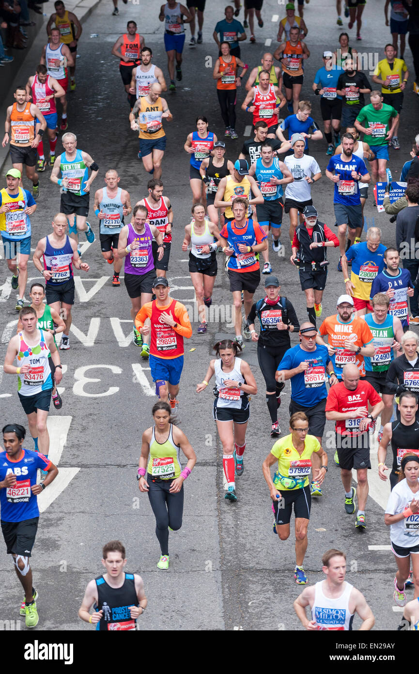 London, UK. 26. April 2015. Zwei Meilen für fast 38.000 Läufer gehen an den Jungfrau-Geld-London-Marathon teilgenommen. Bildnachweis: Stephen Chung / Alamy Live News Stockfoto
