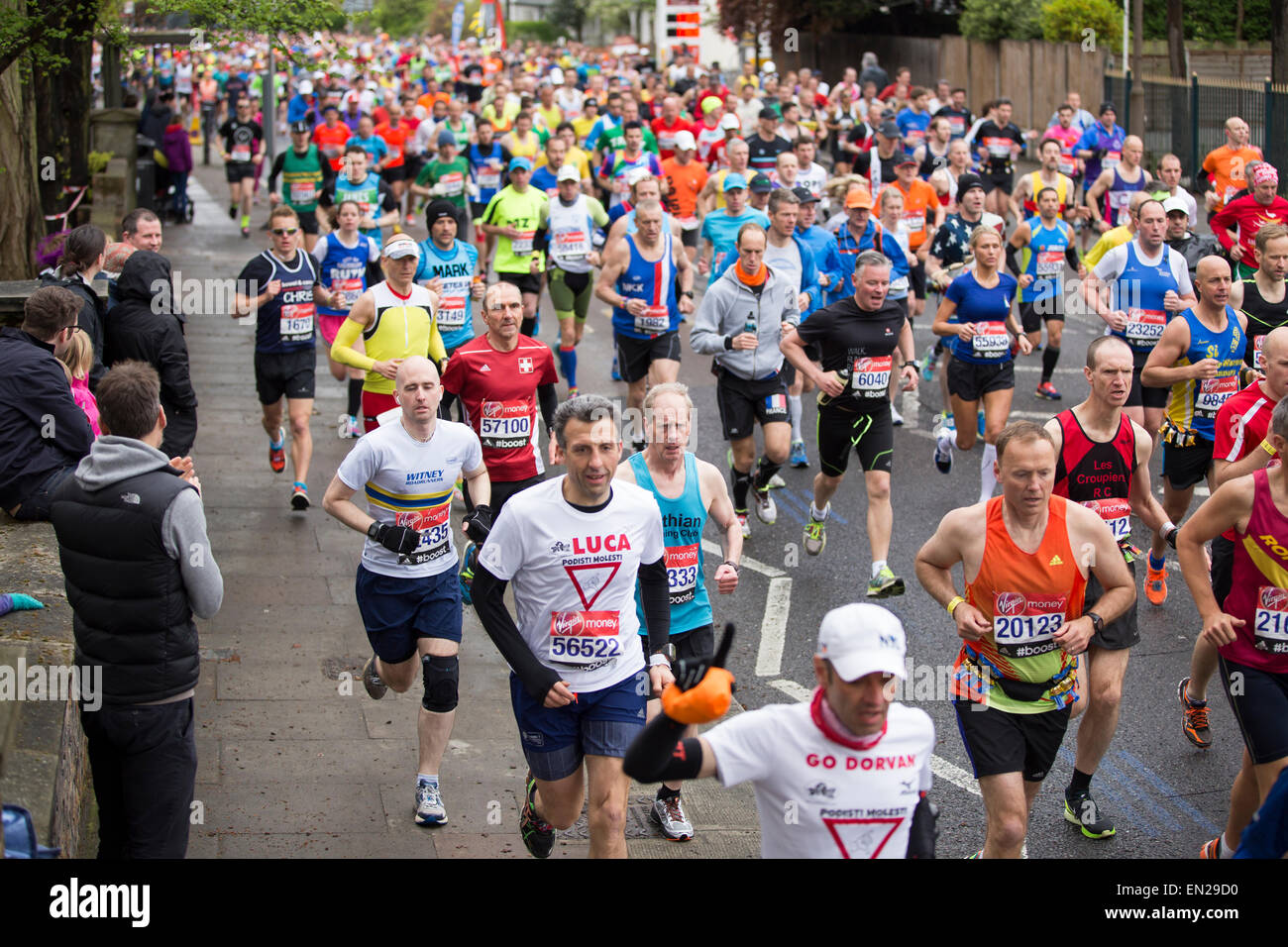 London, UK. 26. April 2015. Virgin Money London Marathon 2015, Shooters Hill Road Credit: Lucia Hrda/Alamy Live-Nachrichten Stockfoto